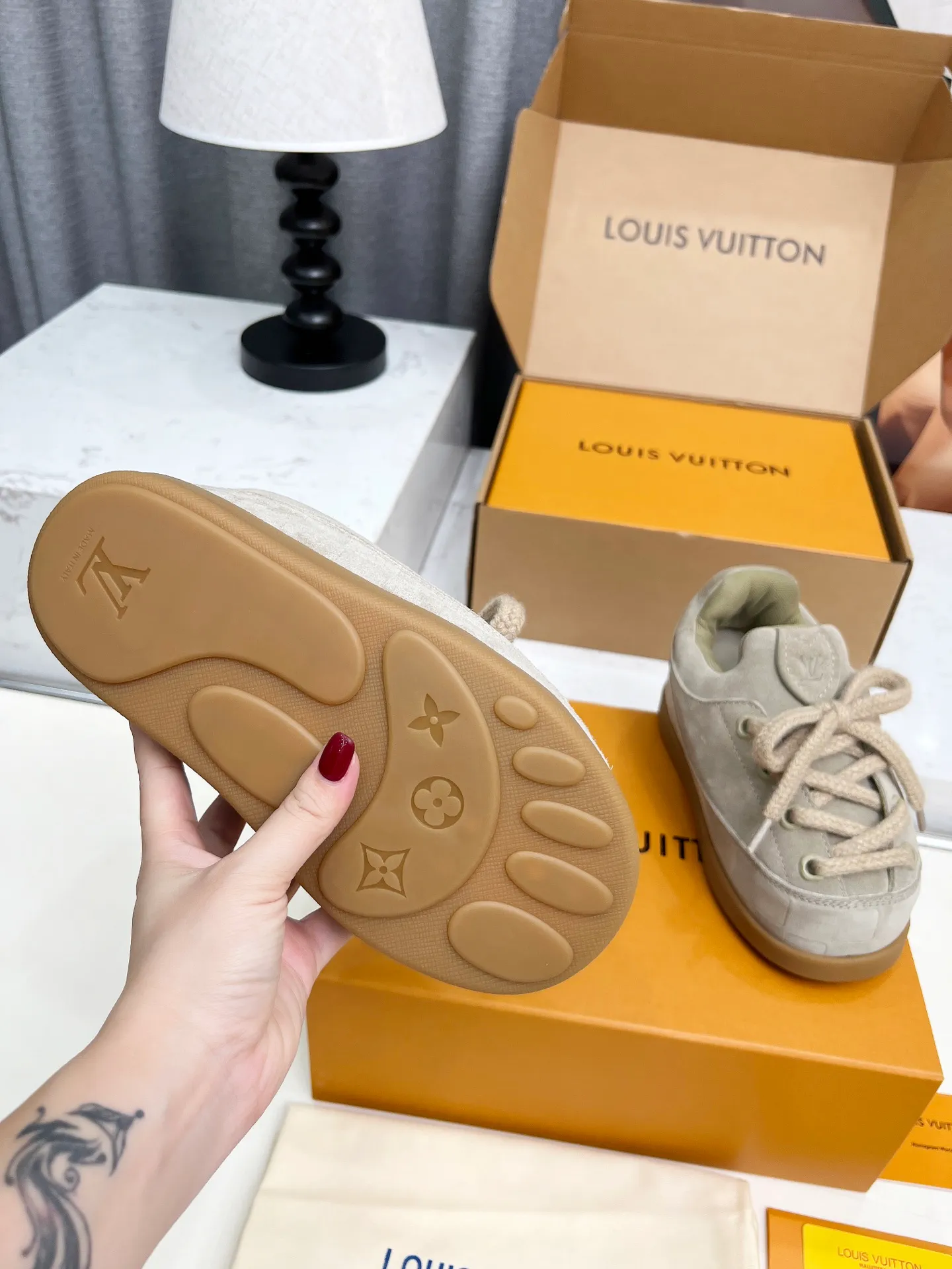 [L Family] P: 740💰 Couple model, size: women 35-41 (customized at 41 for women), 39-46 for men (customized at 45.46) The 2025 iteration of this Time Out sneaker, couple model, LV co-branded nigo, donkey brand, Louis Vuitton, ugly, cute😍Many Internet celebrities have shown off their feet, a classic and versatile item. Fabric: Imported high mercerized cow suede. Lining: high-grade elastic mesh, outsole: original molded outsole, palm print rubber outsole with hidden L letter and Monongram flower.